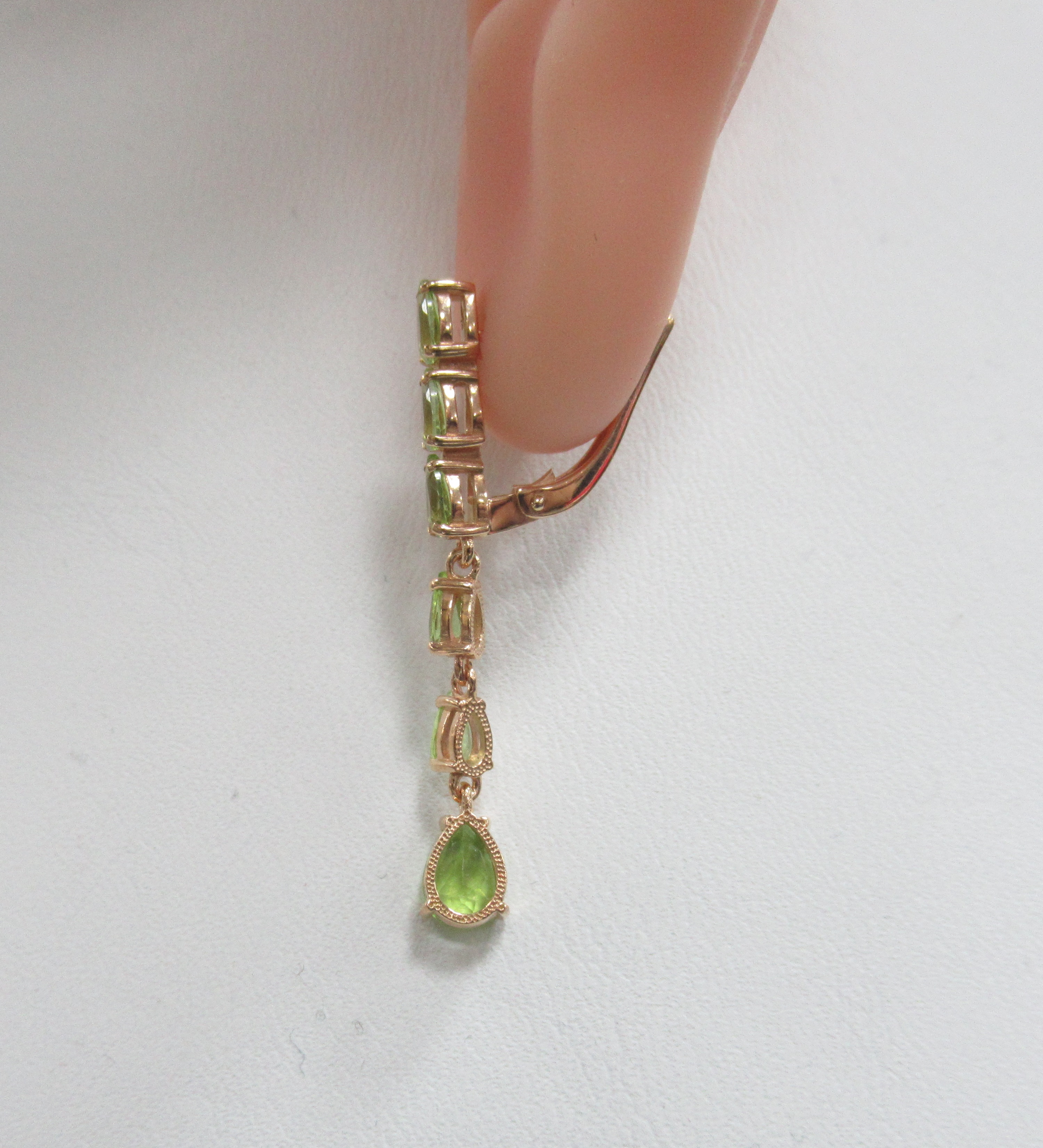 Серебряные серьги с хризолитами